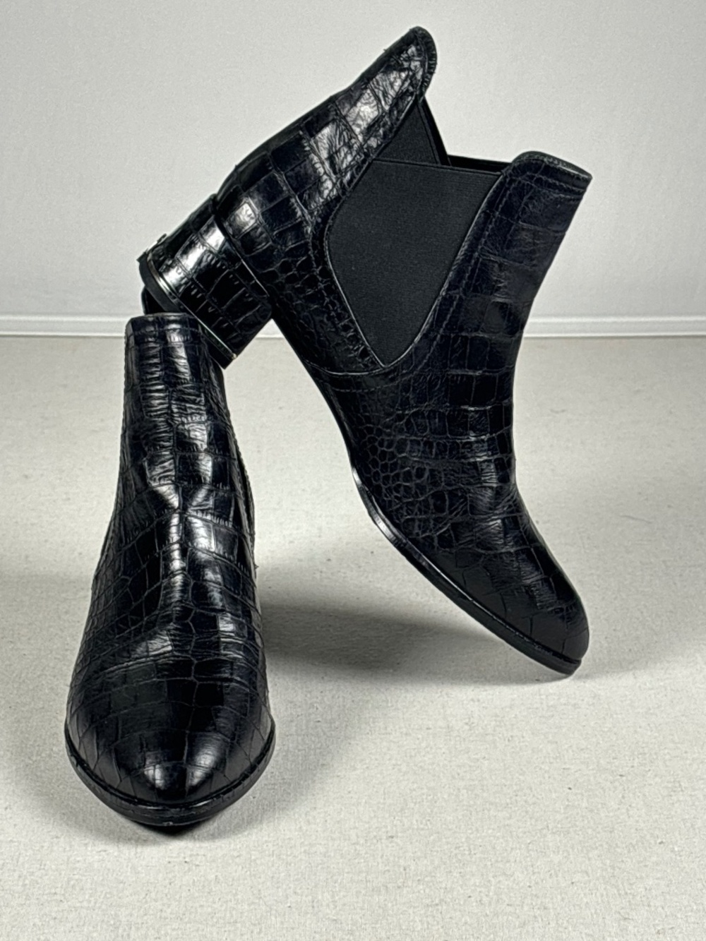 STUART WEITZMAN Black Croc-Embossed Leather Chelsea Ankle Boots Size 7
